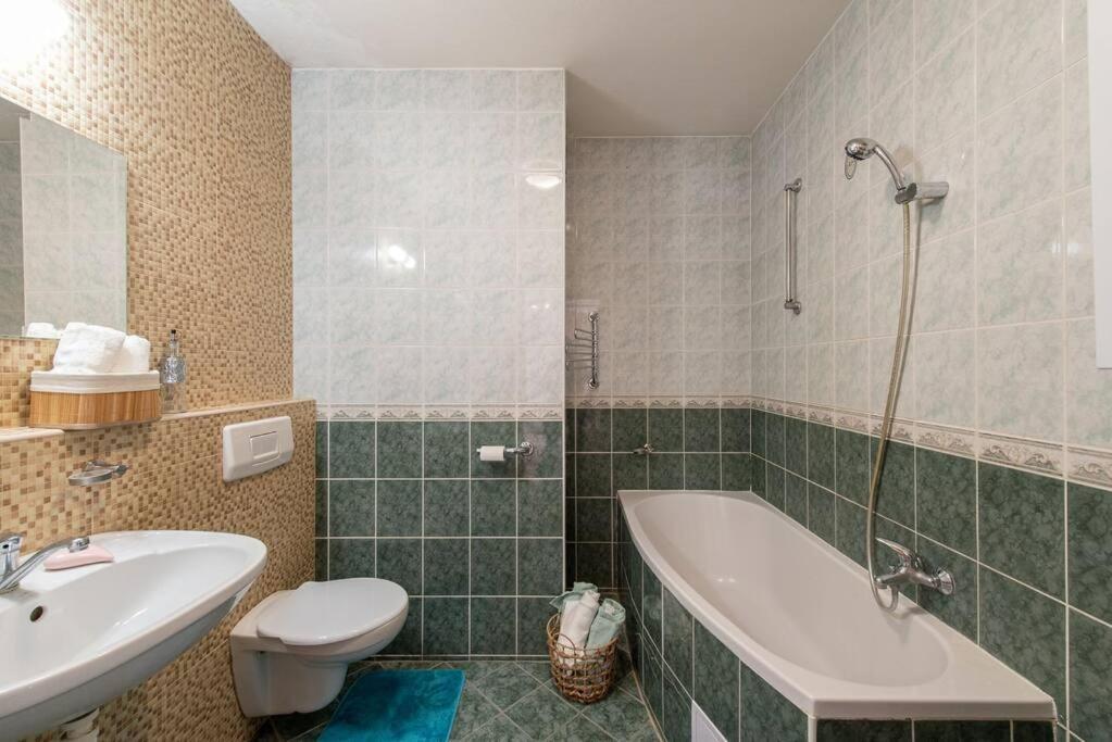 Ferienwohnung Crystal View Pressburg Exterior foto